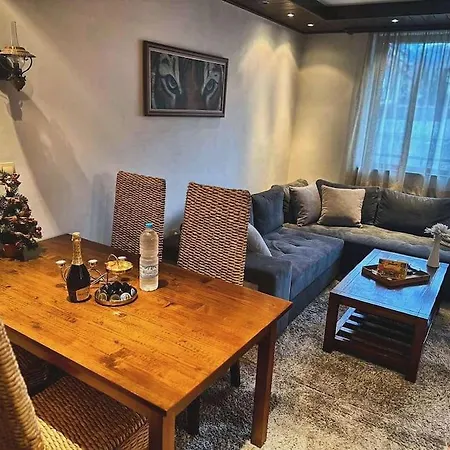 уникален с изглед към планината